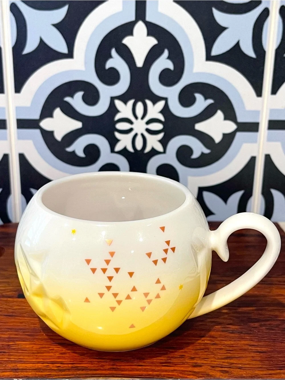 STARBUCKS 2015 Round Lidded BUNNY Tea Cup 12oz White Yellow Triangles Stars RARE
